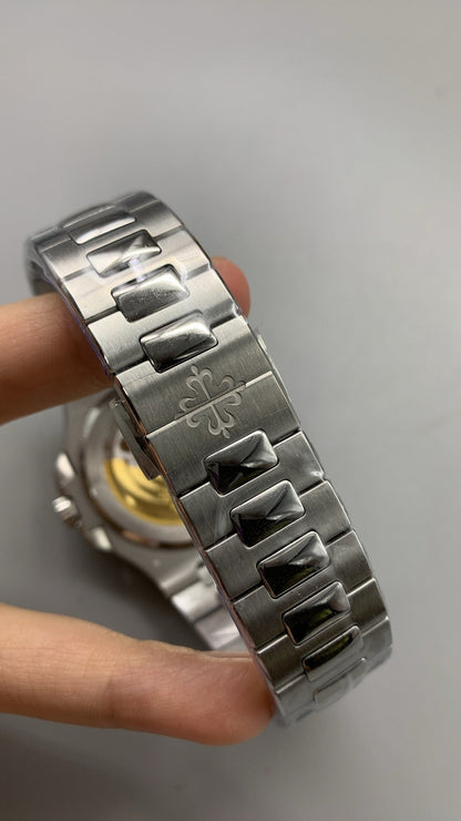 Patek Philippe Nautilus 5811/1G-001 Or Blanc Cadran Bleu (2025)