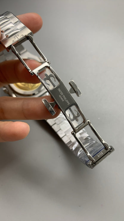 Patek Philippe Nautilus 5811/1G-001 Or Blanc Cadran Bleu (2025)