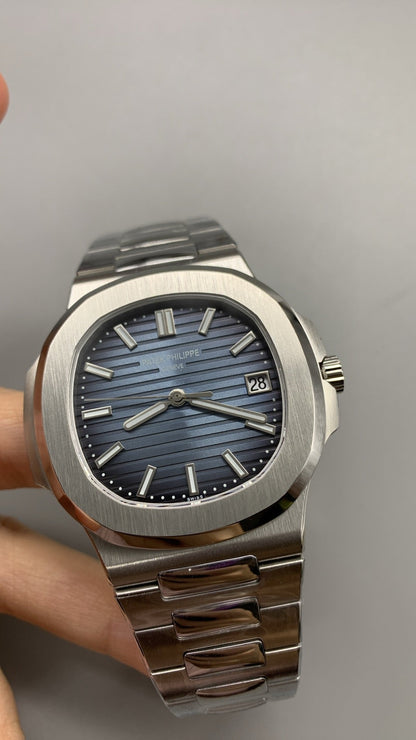 Patek Philippe Nautilus 5811/1G-001 Or Blanc Cadran Bleu (2025)