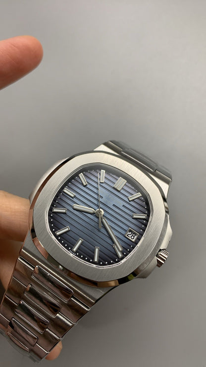 Patek Philippe Nautilus 5811/1G-001 Or Blanc Cadran Bleu (2025)